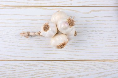 Ahşap dokusu üzerinde yerleştirilen sarımsak karanfil