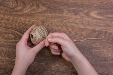 Kahverengi zemin üzerinde elinde kahverengi dizenin biriktirme