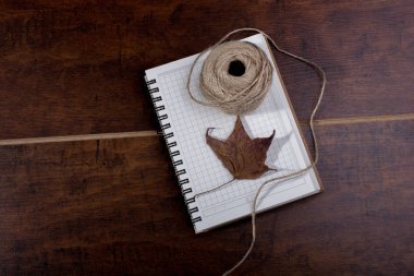 Defter, yaprak ve biriktirme dize kahverengi zemin üzerine