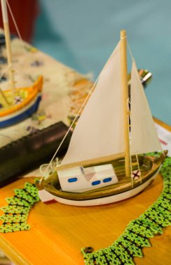 Mini boy küçük renkli bir yelkenli.