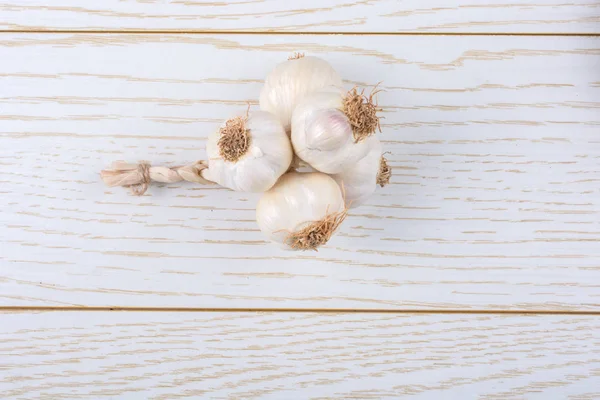Ahşap dokusu üzerinde yerleştirilen sarımsak karanfil