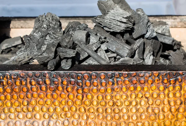 グリルバーベキューのための火の中の炭 — ストック写真