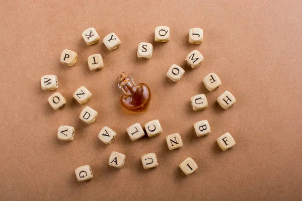 木制字母立方体围绕爱形瓶 — 图库照片