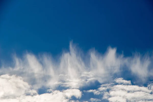 Céu Azul Parcialmente Preenchido Com Nuvens Brancas — Fotografia de Stock