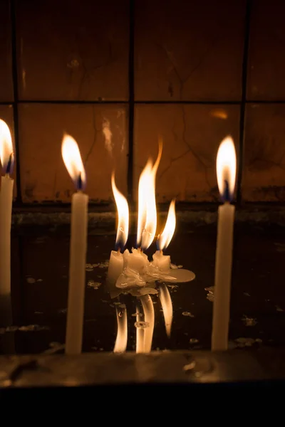 Горящие Свечи Свечой Темноте — стоковое фото