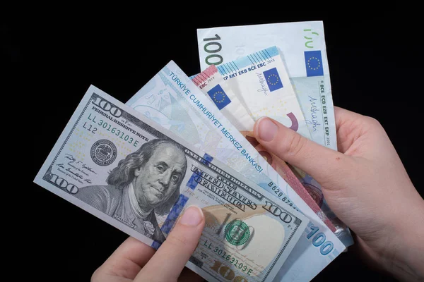 siyah arka plan üzerinde para