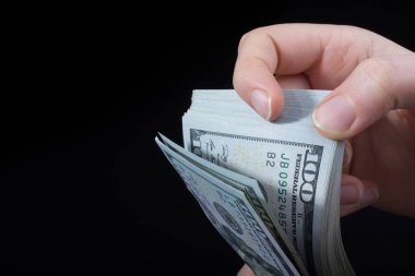 Beyaz arka planda el ele tutuşan Amerikan doları banknotları
