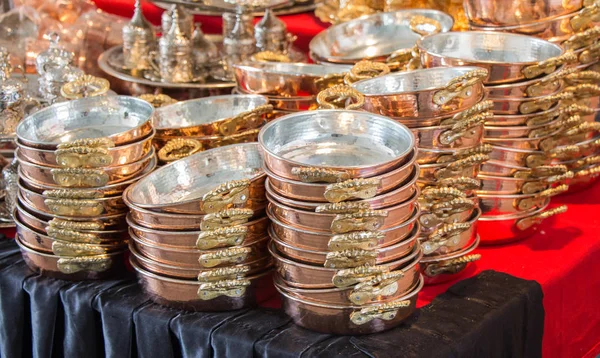 Yeni metal tavalar yemek takımı olarak