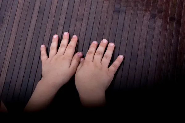 Koyu renk arkaplanı olan yeni yürümeye başlayan el