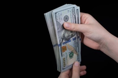 Beyaz arka planda el ele tutuşan Amerikan doları banknotları