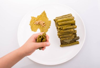 Türk usulü doldurulmuş üzüm yaprakları yapan eller