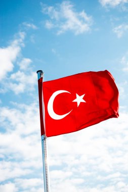 Kırmızı Türk bayrağı kutubun bir bulutlu gökyüzü üzerinde