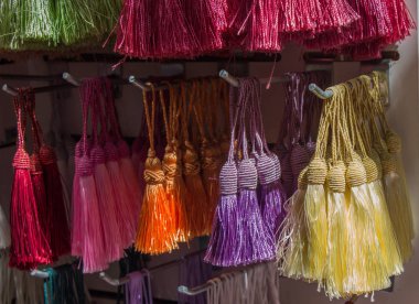 Osmanlı Türkçesi geleneksel püsküllerinin çeşitli renklerde seçilmesi