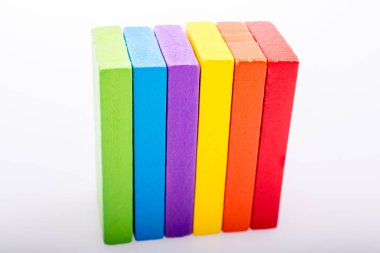 Beyaz arkaplanda renkli Domino Blokları