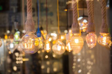 Dekoratif antika edison tarzı iplik ampulleri asılıydı.