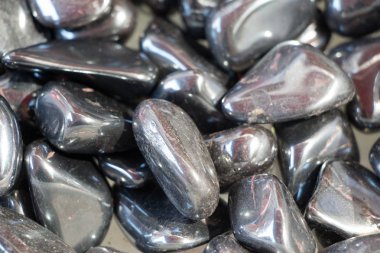 Belli bir tipte doğal mineral değerli taşlar.