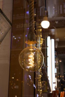 Dekoratif antika edison tarzı iplik ampulleri asılıydı.