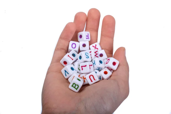 Mână Care Deține Litere Alfabet Colorate Cuburi Fundal Alb — Fotografie, imagine de stoc