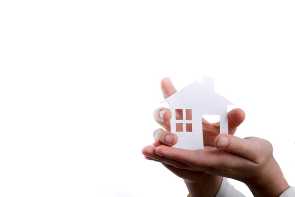 Hand Met Een Geïsoleerde Papier Huis Met Een Witte Achtergrond — Stockfoto