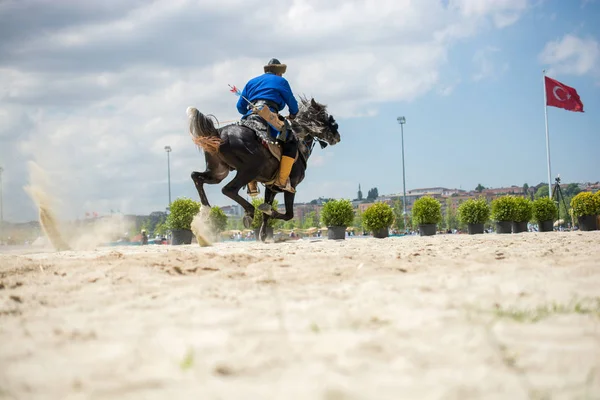 Türk erkeği ve binicisi etnik kıyafet örnekleri
