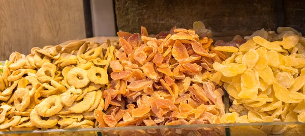 Pazar yerinde kuru meyve satışı.