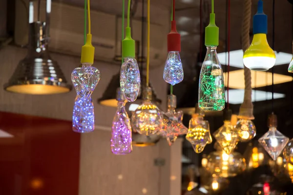 Dekoratif antika edison tarzı iplik ampulleri asılıydı.