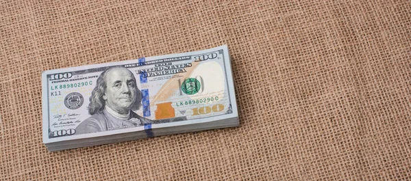 kalp ikonu demeti ABD doları keten bir tuval üzerine yerleştirilmiş