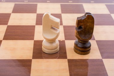 Satranç tahtasının üzerinde satranç taşları var.