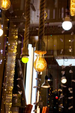 Dekoratif antika edison tarzı iplik ampulleri asılıydı.