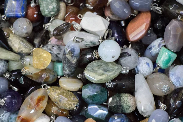 Belli bir tipte doğal mineral değerli taşlar.