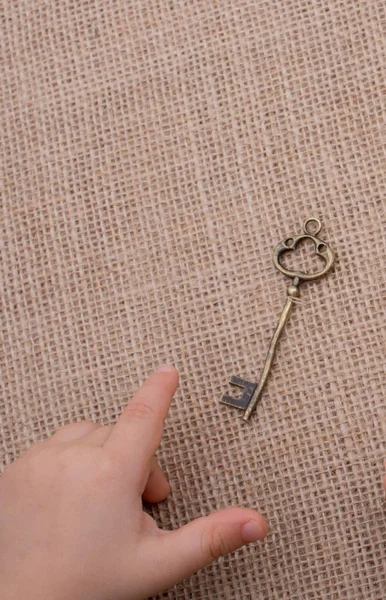 Kalp şeklinde altın renginde metal bir nesne