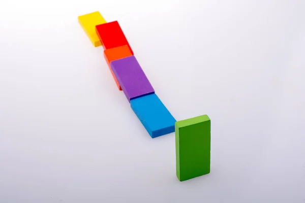 Blocchi Domino Colorati Linea Sfondo Bianco — Foto Stock