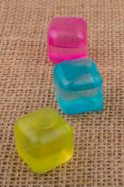 Renkli buz küpleri keten bir tuval üzerine sahte