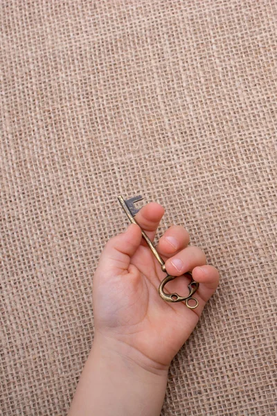 Oyuncak araba, tuvalin arka planında bir ulaşım aracı olarak kullanılıyor