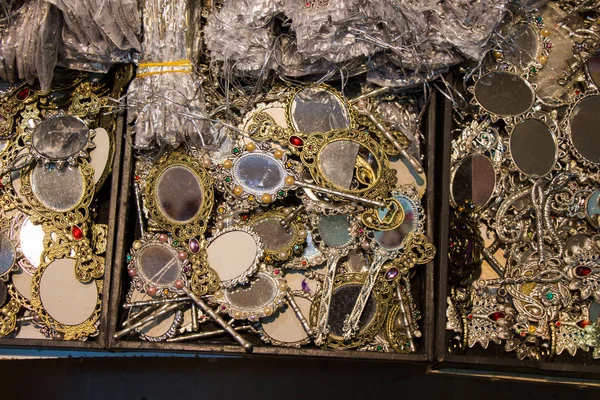 Küçük dekoratif el ayna bir raf kümesi