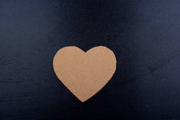 Nesne Bir Ahşap Siyah Arka Plan Üzerinde Kalp Şeklinde — Stok fotoğraf