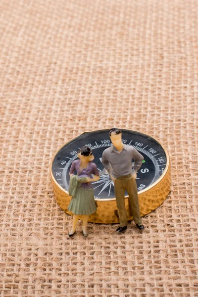 Compasson tuval yanında erkek ve kadın heykelcik