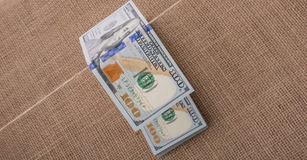 Bize banknot dolar keten bir ipte asılı