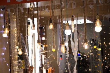 Dekoratif antika edison tarzı iplik ampulleri asılıydı.