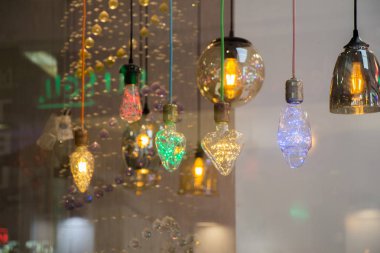 Dekoratif antika edison tarzı iplik ampulleri asılıydı.