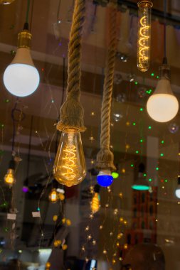 Dekoratif antika edison tarzı iplik ampulleri asılıydı.