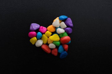 Siyah renkli küçük çakıl formu kalp şekli