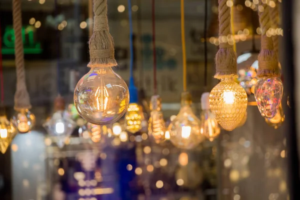 Dekoratif antika edison tarzı iplik ampulleri asılıydı.