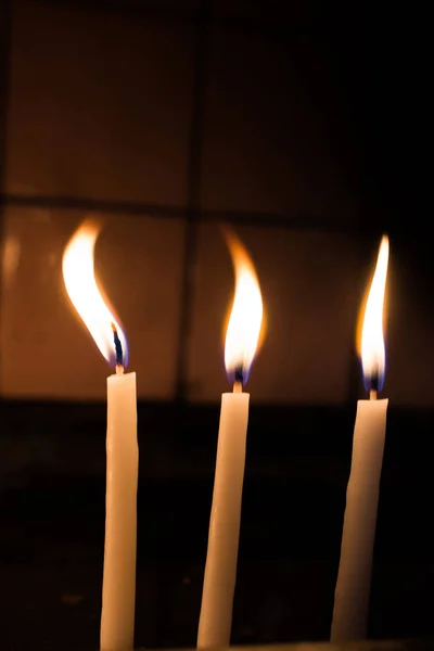 Brennende Kerzen Mit Kerzenlicht Dunkeln — Stockfoto