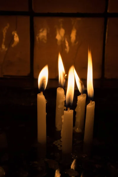 Горящие Свечи Свечой Темноте — стоковое фото