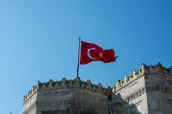Bandeira Nacional Turca Pendurar Pólo Livre — Fotografia de Stock