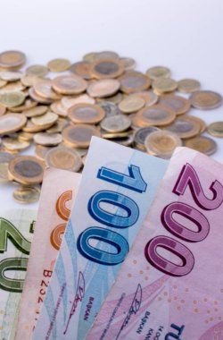 Türk Lirası sikke ve banknot beyaz arka plan üzerinde yan yana