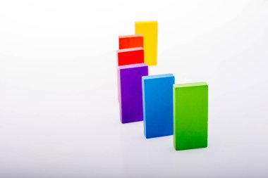 Beyaz arkaplanda renkli Domino Blokları