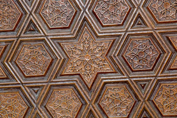 Yüzeylerinde geometrik desenler olan Osmanlı Türk sanatı