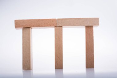Tahta Domino Blokları beyaz arkaplanda bir çizgi oluşturur